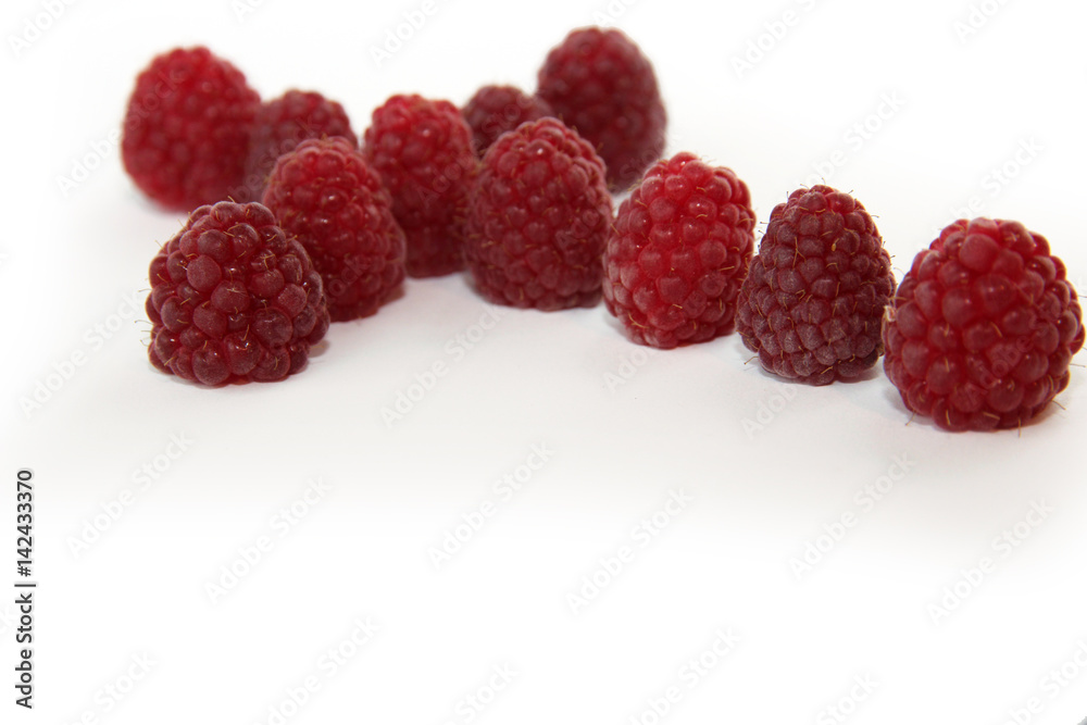 rote Himbeeren in Kreuzform auf weißem Hintergrund rote Himbeeren in Kreuzform auf weißem Hintergrund