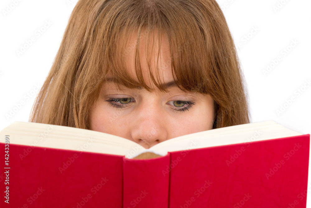 junge Frau liest in einem roten Buch. Isoliert auf weißem Hintergrund junge Frau liest in einem roten Buch. Isoliert auf weißem Hintergrund