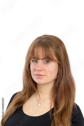 hübsche junge Frau schaut in die Kamera, freigestellt auf weißem Hintergrund