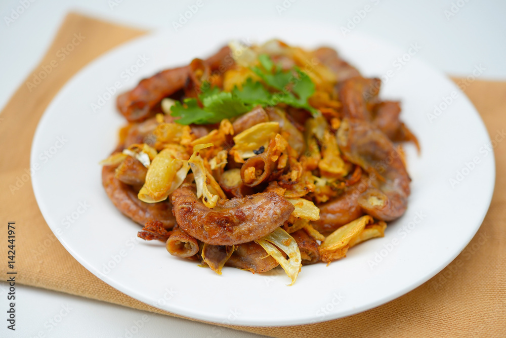 Pork chitterlings, fried garlic, pepper
