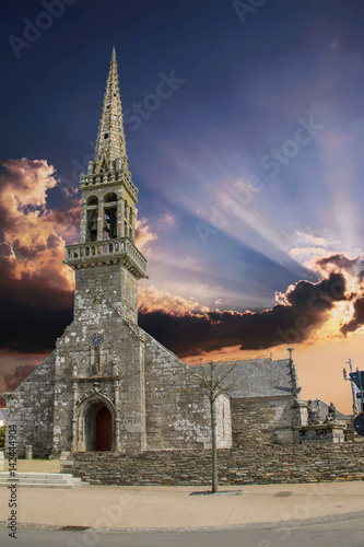 Cast, ciel sinistre sur l'église saint Jérome. Finistère, Bretagne France photo