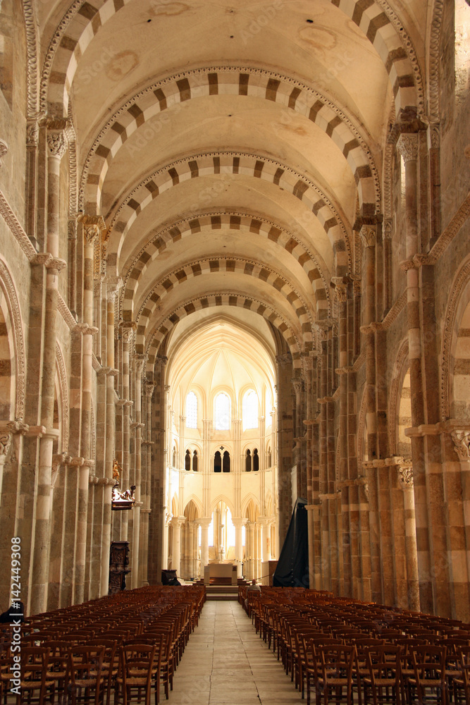 Grande nef de la basilique de Vézelay en Bourgogne, France