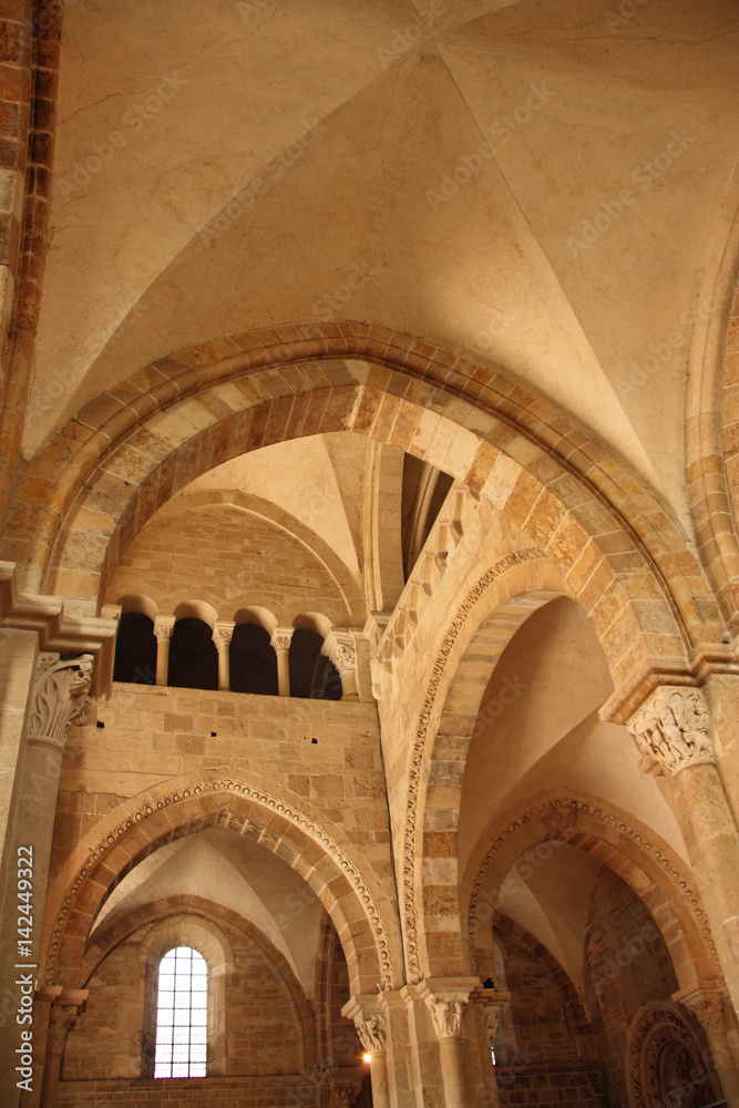 Voûtes du narthex de la basilique de Vézelay en Bourgogne, France