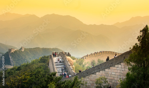 Leinwand Poster BEIJING, CHINA - SEPTEMBER 29, 2016: Tourists walking on the Great wall of China