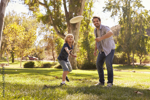 Photos Father Teaching Son To Throw Frisbee In Park