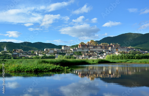 Obraz na płótnie Songzanlin Tibetan Buddhist Monastery reflecting in the water of the sacred lake