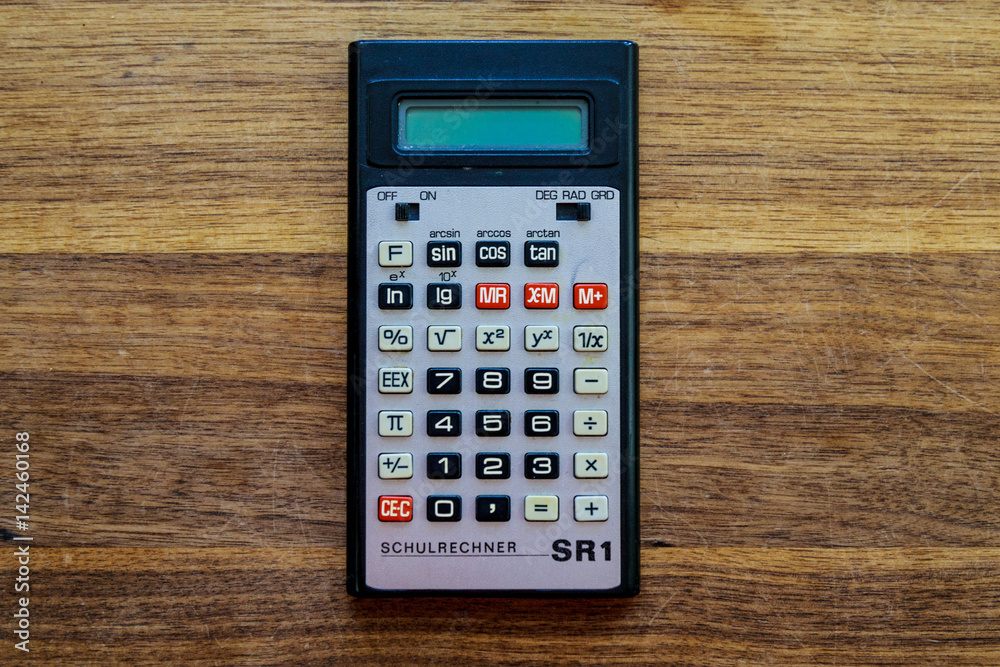 Alter DDR-Taschenrechner auf Holztisch Stock Photo | Adobe Stock
