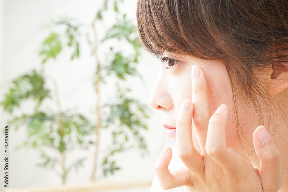 スキンケアをする若い女性 Stock Photo | Adobe Stock