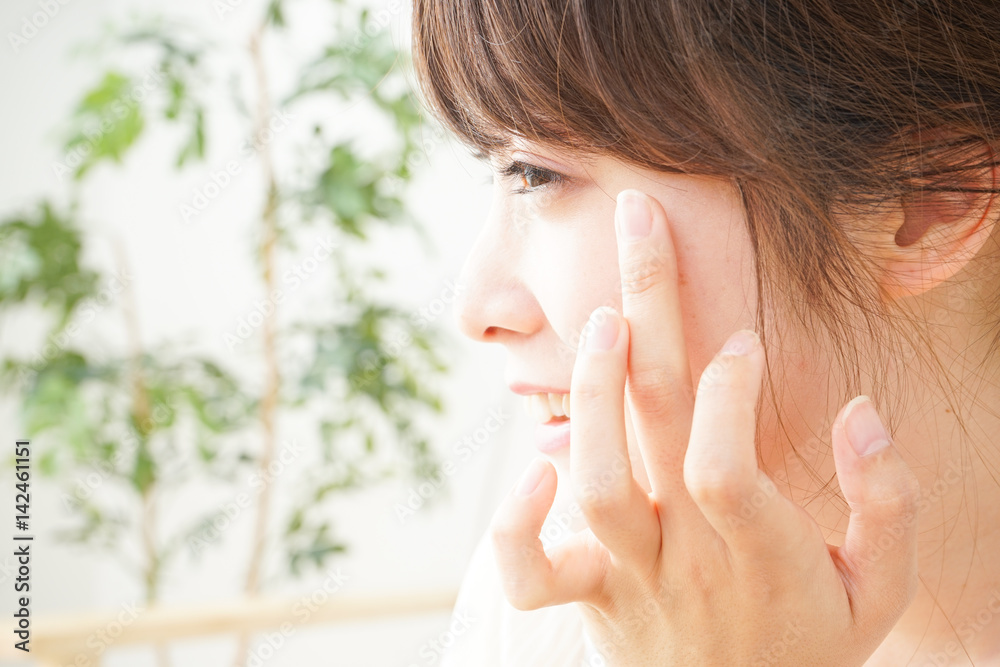スキンケアをする若い女性 Stock Photo Adobe Stock