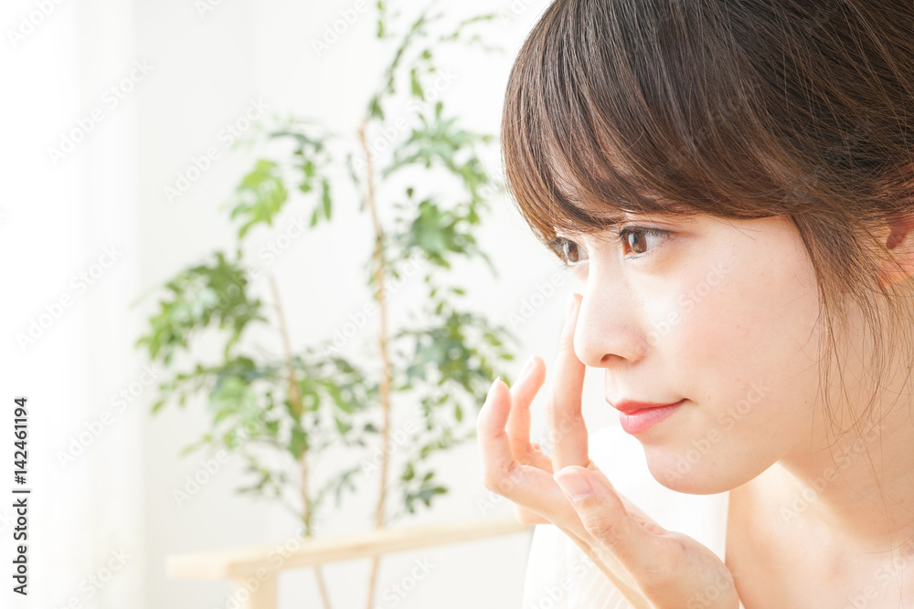 スキンケアをする若い女性 Stock Photo | Adobe Stock
