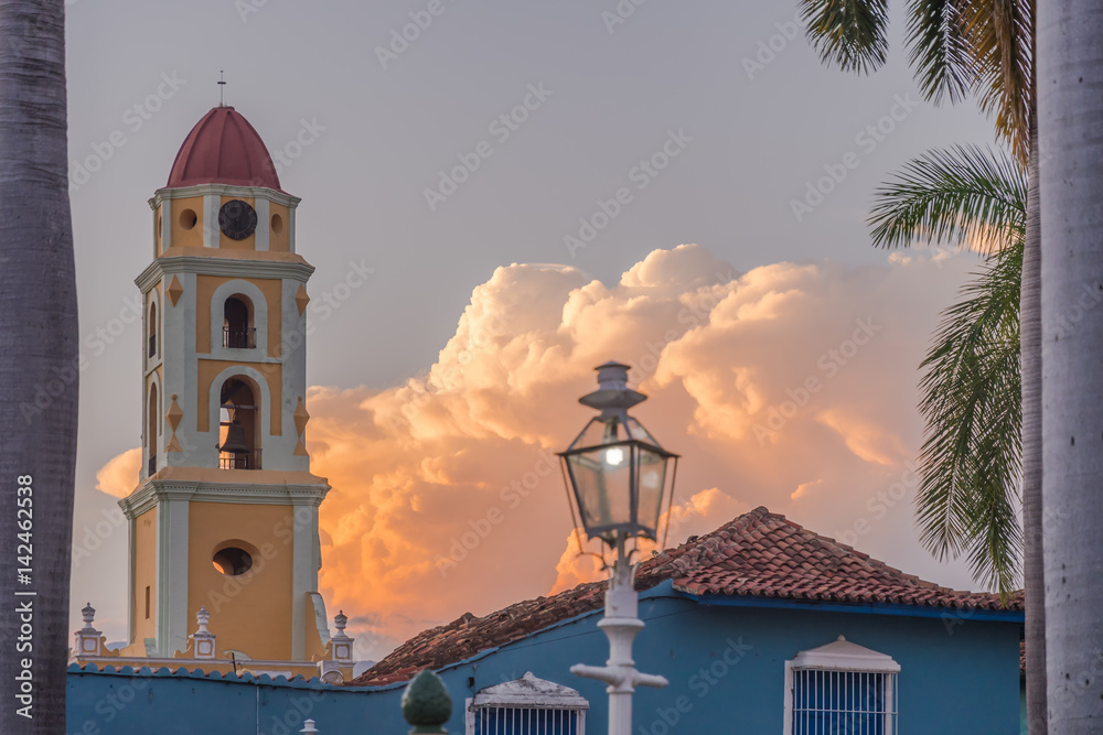Obraz premium Trinidad Altstadt am Plaza Mayor mit Convento de San Francisco im Hintergrund und aufziehende Gewitterwolken bei Sonnenuntergang auf Kuba