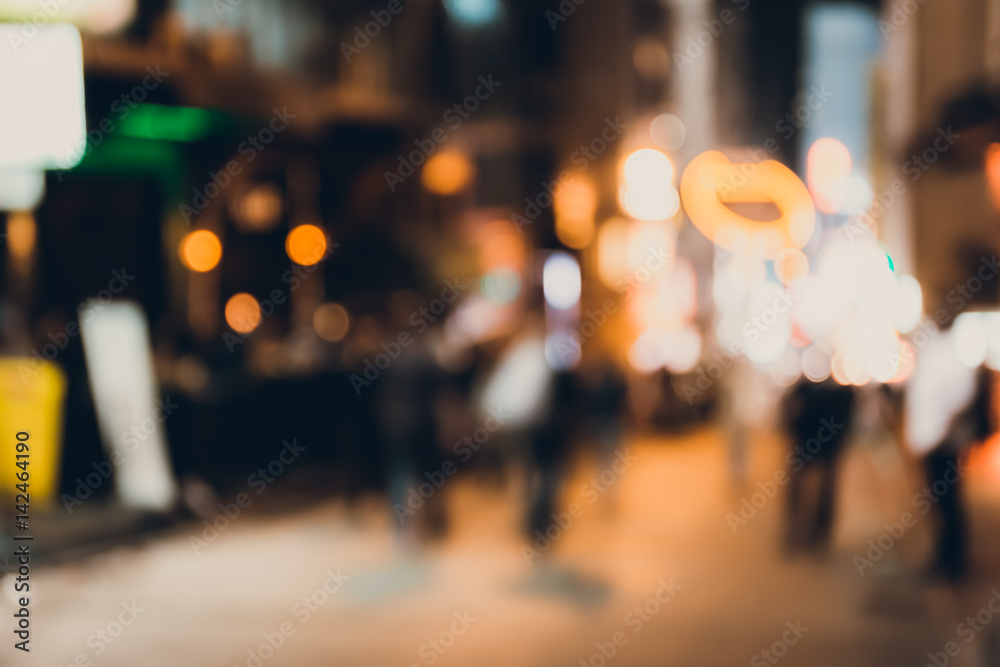 Fototapeta premium Streszczenie tło bokeh ludzi w lan kwai fong w piątek wieczorem