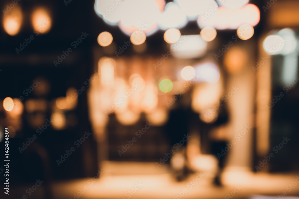 Obraz premium Abstract bokeh background of people at lan kwai fong on friday night 