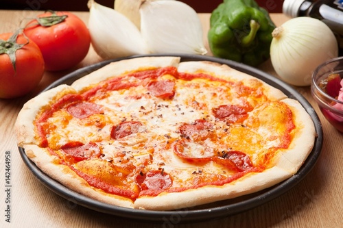 diabolo pizza on table, 디아볼로피자