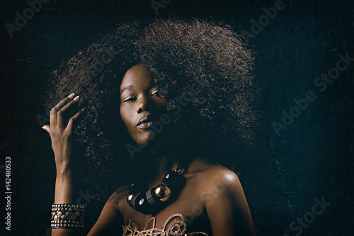 Konstfotografi belle femme noire africaine glamour coiffure afro cheveux bouclés