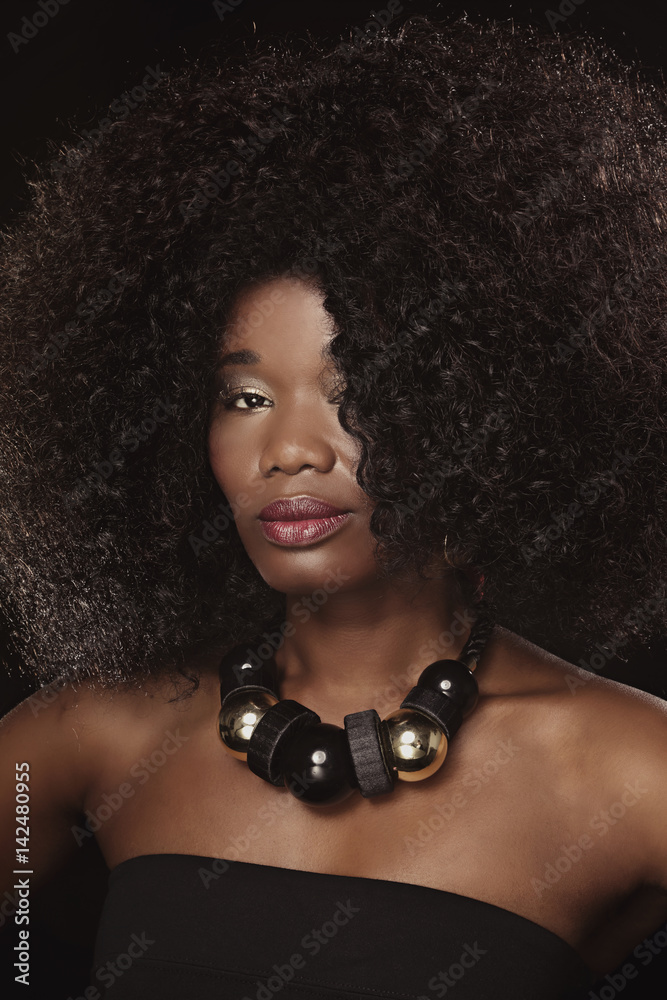 belle femme noire africaine glamour coiffure afro cheveux bouclés Stock  Photo | Adobe Stock
