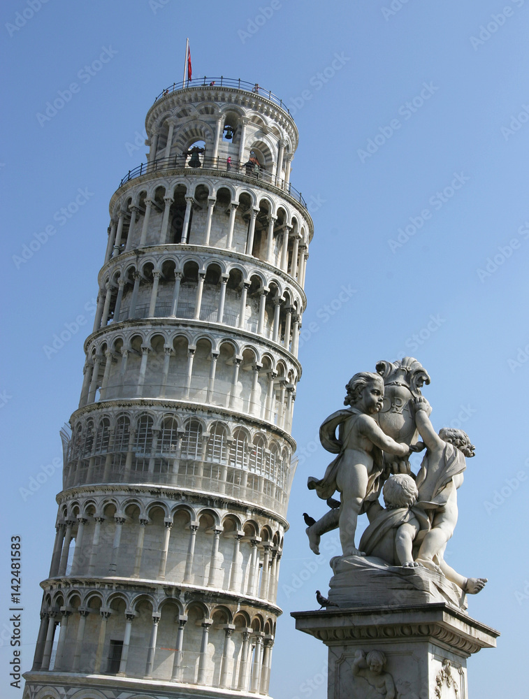 Der Schiefe Turm auf der Piazza dei Miracoli in Pisa in Italien