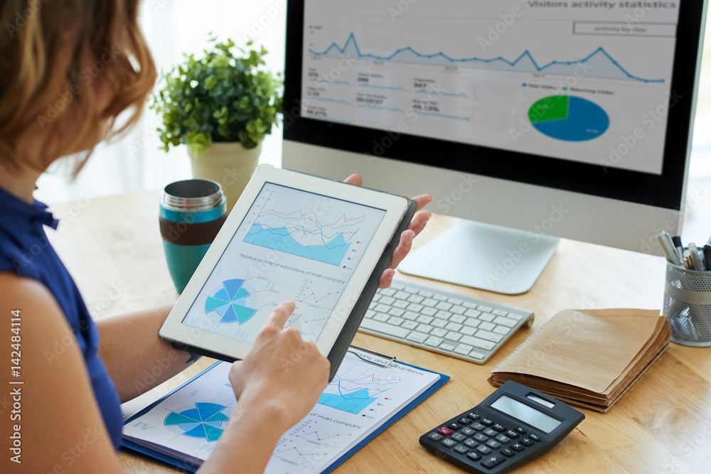 © DragonImages - Analyzing charts and graphs