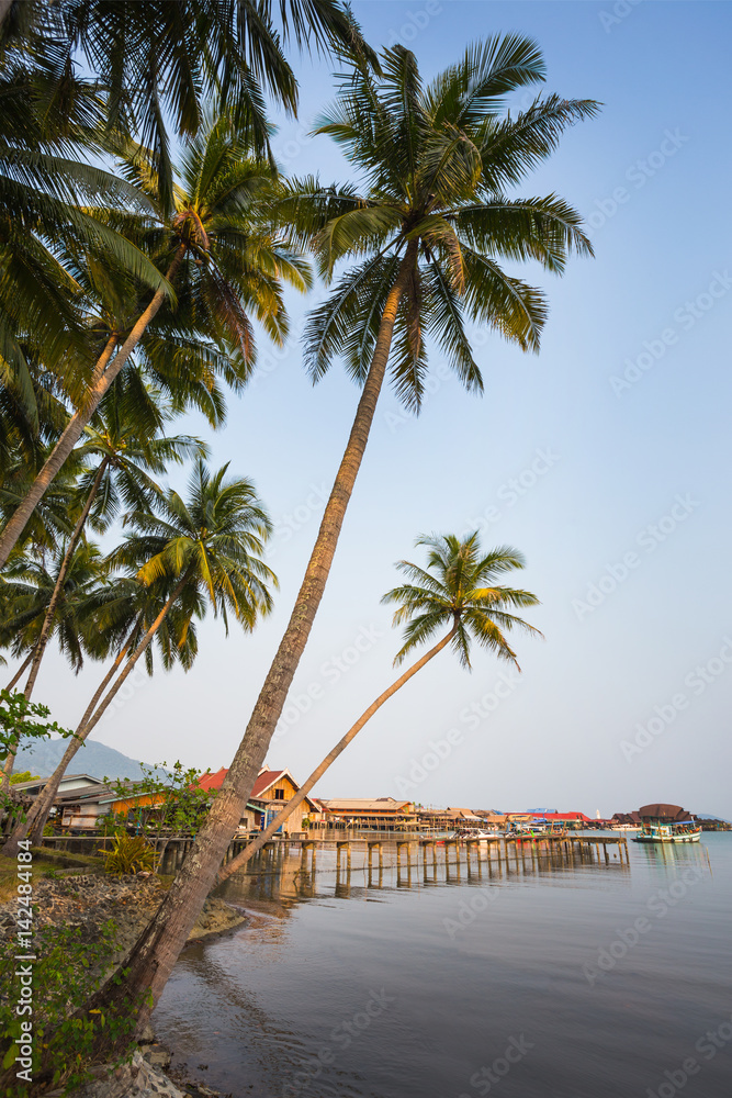 Obraz premium Beautiful tropical beach at island Koh Chang