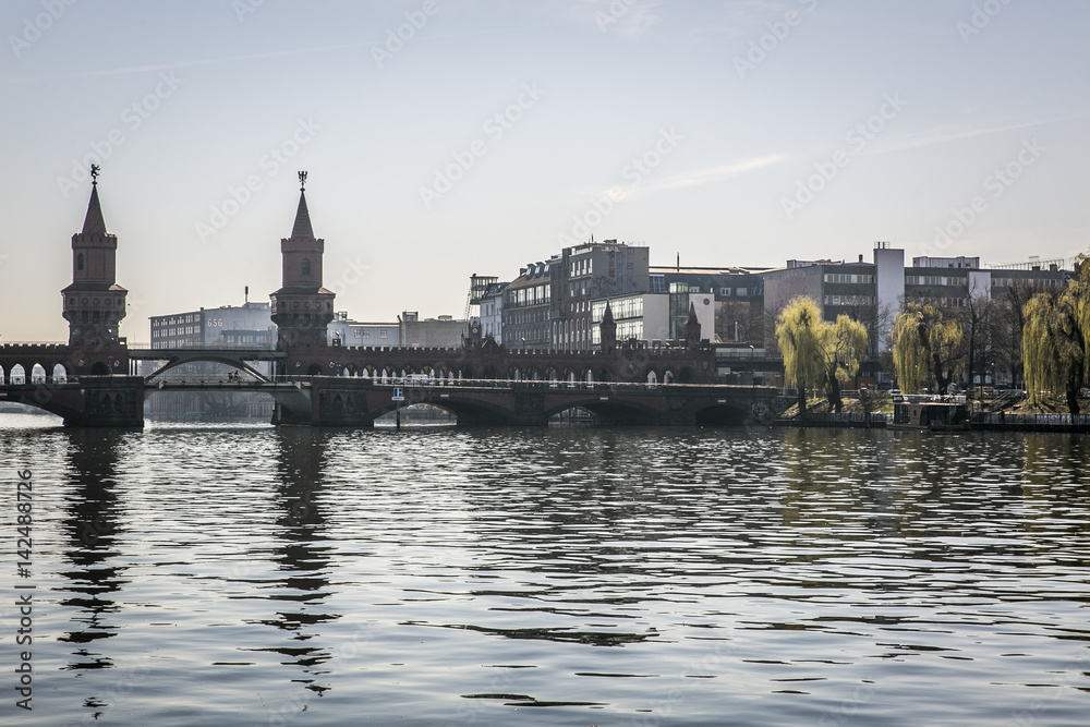 Oberbaumbrücke Berlin mit dem Fluß Spree