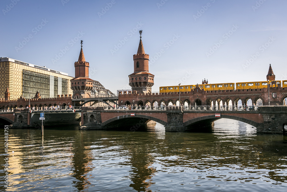 Oberbaumbrücke Berlin mit dem Fluß Spree