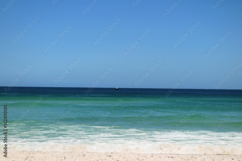Praia de areais brancas, água azul cristalina. 
Destino turístico famoso no Brasil, Rio de Janeiro, Arraial do Cabo na região dos lagos.
Mar azul, linha do horizonte