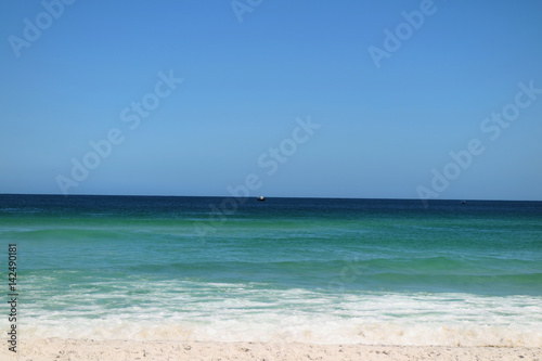 Praia de areais brancas, água azul cristalina. 
Destino turístico famoso no Brasil, Rio de Janeiro, Arraial do Cabo na região dos lagos.
Mar azul, linha do horizonte