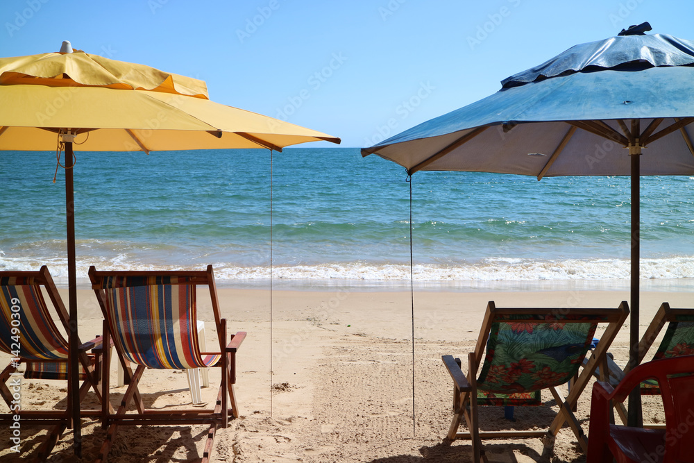 Praia de areais brancas, água azul cristalina. 
Destino turístico famoso no Brasil, Rio de Janeiro, Arraial do Cabo na região dos lagos.
Cadeiras de praia e guarda sol de frente para o mar. 