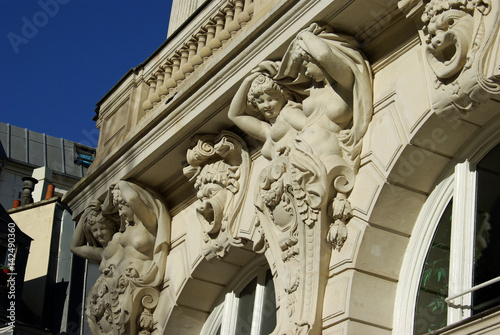 Cariatides d'un immeuble haussmannien à Paris, France