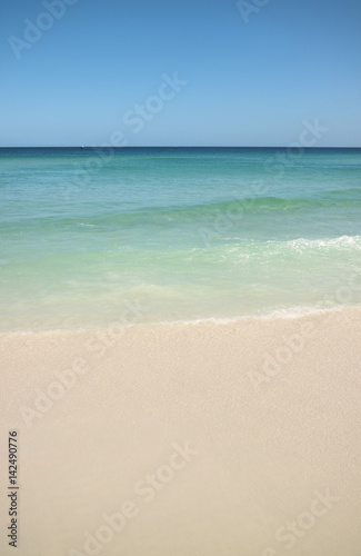 Praia de areais brancas, água azul cristalina. 
Destino turístico famoso no Brasil, Rio de Janeiro, Arraial do Cabo na região dos lagos.
