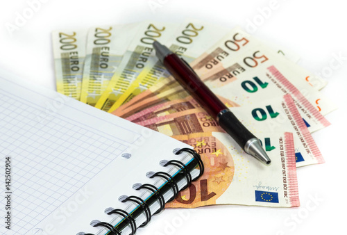 Banknoty euro, notatnik i długopis - koncepcja oszczędzania