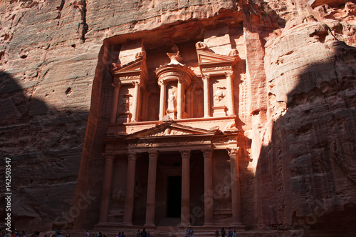 Giordania, 02/10/2013: la facciata di Al-Khazneh, il Tesoro, uno dei più famosi monumenti dell’antica città archeologica di Petra, costruito dai Nabatei e scavato nella parete rocciosa di arenaria