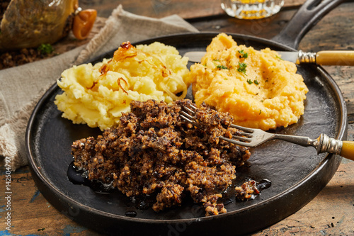 Bild auf Leinwand Rustic serving of haggis, neeps and tatties