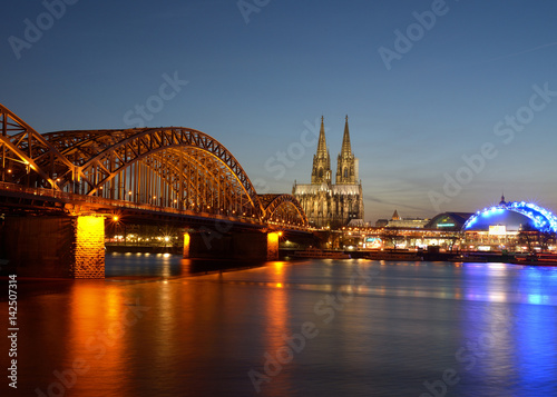 Eisenbahnbrücke, Bahnhof und Dom in Köln © armin_eckstein