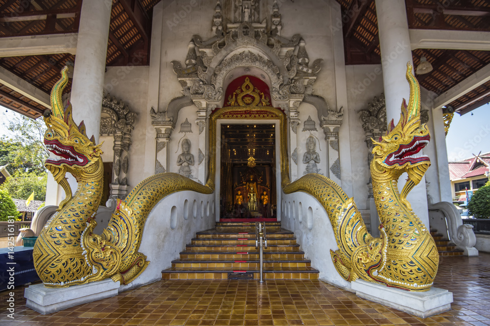 Fototapeta premium entrata di un tempio buddista in Thailandia