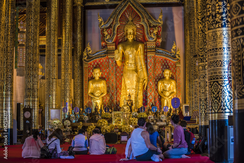 fedeli pregano in un tempio buddista in Thailandia