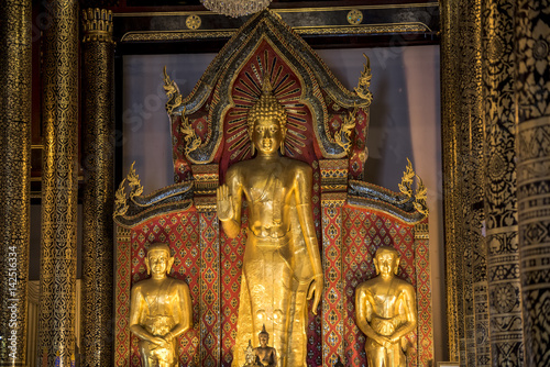 statue in un tempio buddista in Thailandia