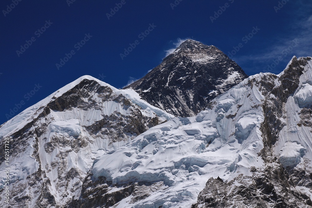 Obraz premium Peak of mount Everest and glacier. Spring season.