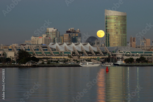 Φωτογραφία Moonrise over San Diego