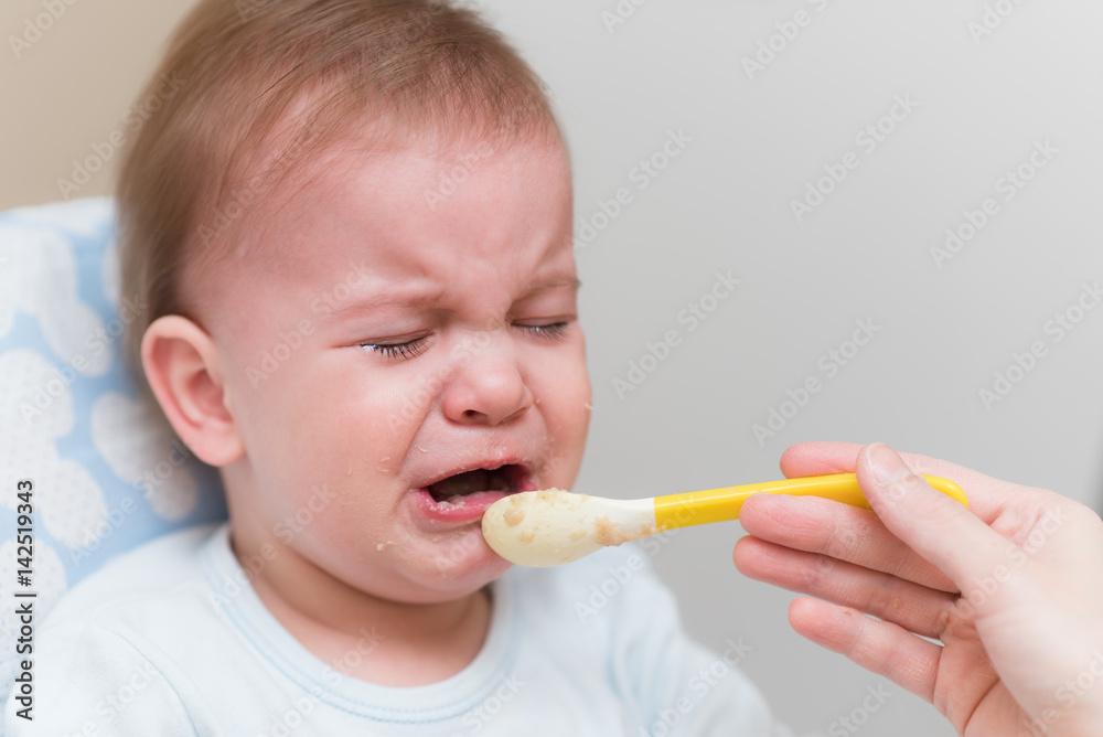 Baby cries and refuses to eat vegetable puree Baby cries and refuses to eat vegetable puree