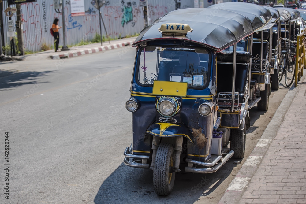 Obraz premium traffico e trasporti col tuk tuk a Bangkok