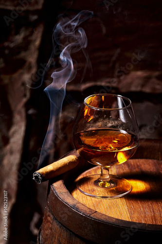 Obraz na płótnie Cognac and Cigar on old oak barrel.