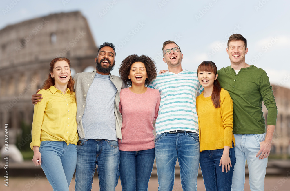 Obraz premium international group of happy people over coliseum