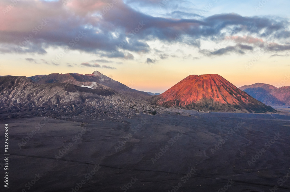Fototapeta premium Sunrise in Mount Bromo, Indonesia