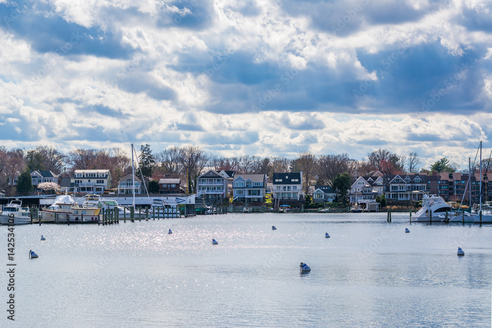 Naklejka premium Houses and boats docked on Spa Creek, in Annapolis, Maryland.