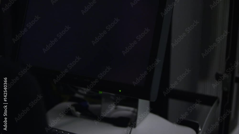 Panning view from keyboard to monitor Panning view from keyboard to monitor