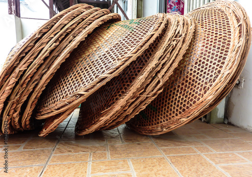 Foto Rice hats - national headgear of Chinese peasants - stacked in a row,  Guilin ,