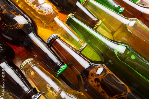 Foto Beer bottles on a wooden table .