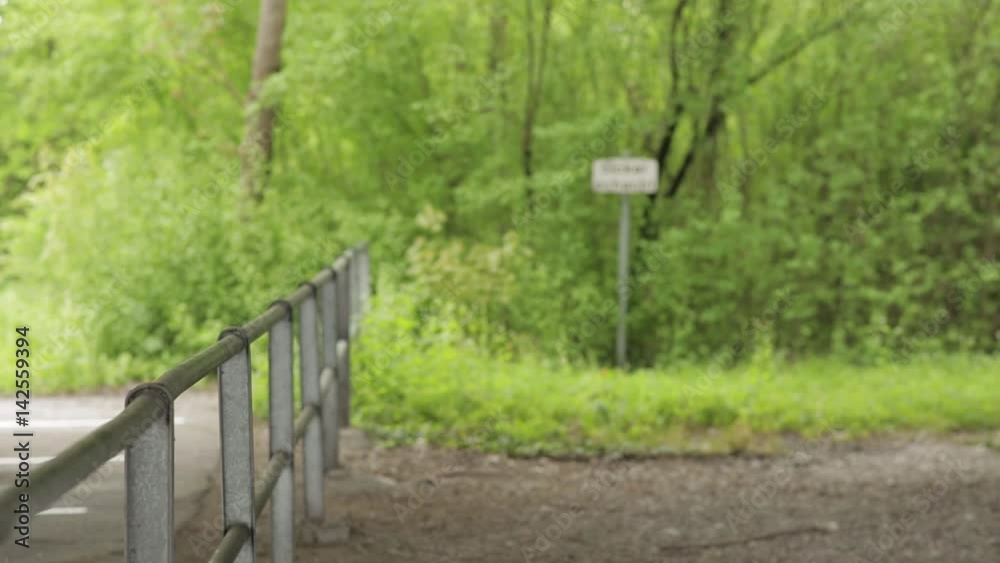 Mann in Sportkleidung springt über Gelände Mann in Sportkleidung springt über Gelände