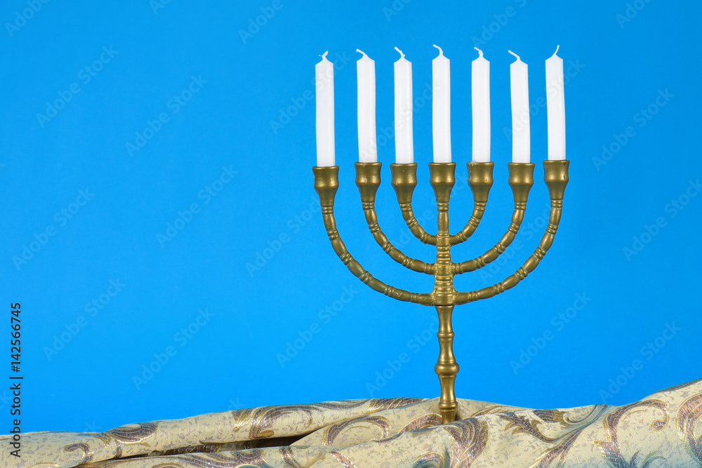 Sieben armiger Leuchter Kerzenständer jüdische Tradition mit kostbarem  Stoff auf blauem Hintergrund Stock-Foto | Adobe Stock